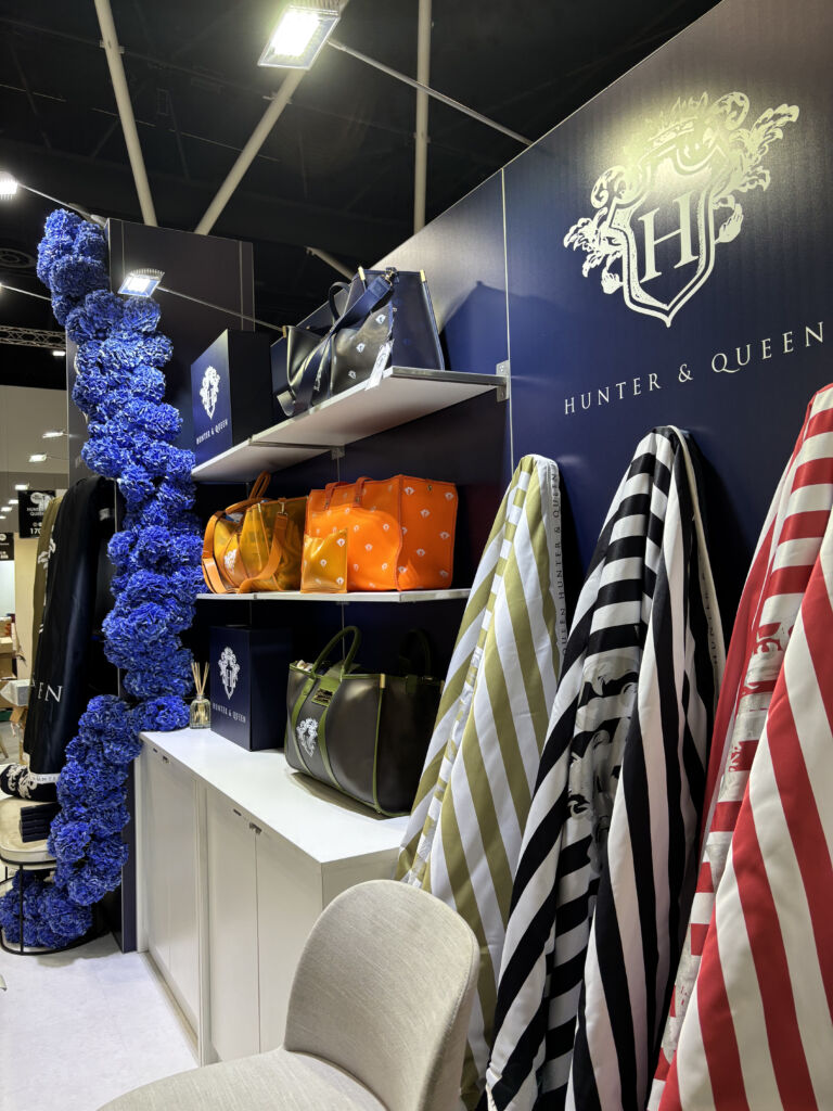 Hunter & Queen | Life InStyle Custom Stand